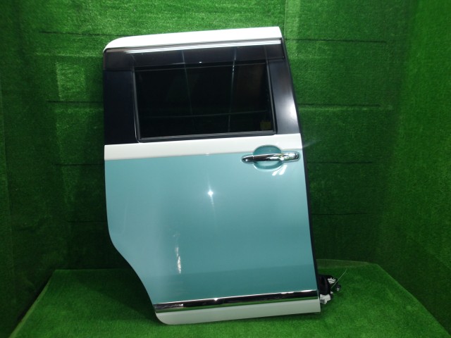 【中古】中古部品 ムーヴキャンバス LA810S 右ﾘｱﾄﾞｱ 【3330420100-260324000213300】