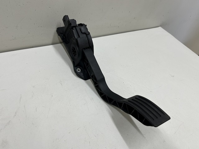 【中古】中古部品 ボルボ 40シリーズ MB4164T ﾍﾟﾀﾞﾙ 【3310070100-0000Y0776177500】