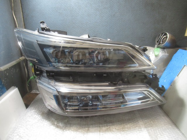 【中古】中古部品 ヴェルファイア AGH30W 右ﾍｯﾄﾞﾗﾝﾌﾟ 【3500220000-260304500210800】