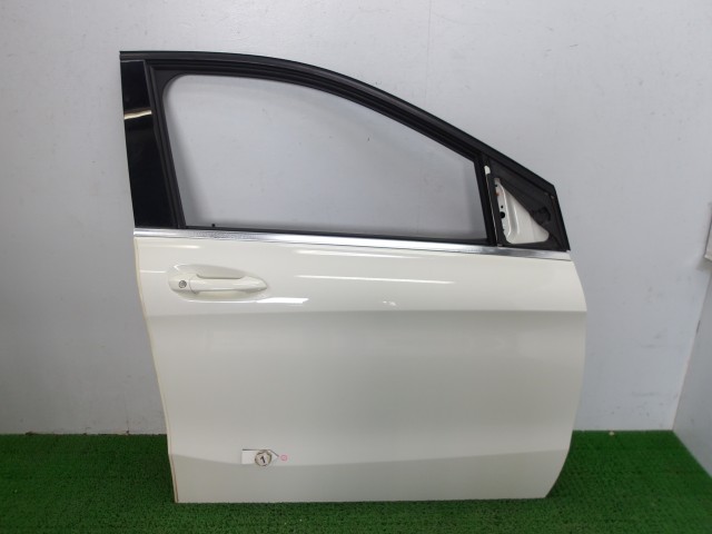 【中古】中古部品 ベンツ Bクラス 246242 右フロントドア 【3310250100-000263008813100】