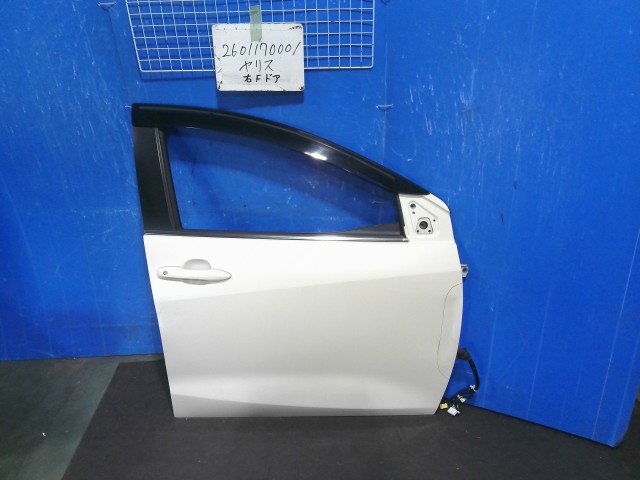 【中古】中古部品 ヤリス MXPH10 右ﾌﾛﾝﾄﾄﾞｱ 【3310220100-260117000113100】