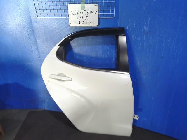 【中古】中古部品 ヤリス MXPH10 右ﾘｱﾄﾞｱ 【3310220100-260117000113300】｜e-cleマート