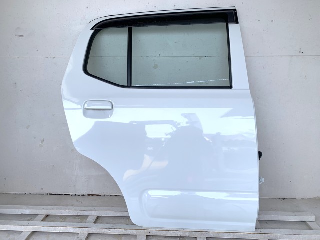【中古】中古部品 アルト HA37S 右ﾘｱﾄﾞｱ 【3330450100-260402000113300】