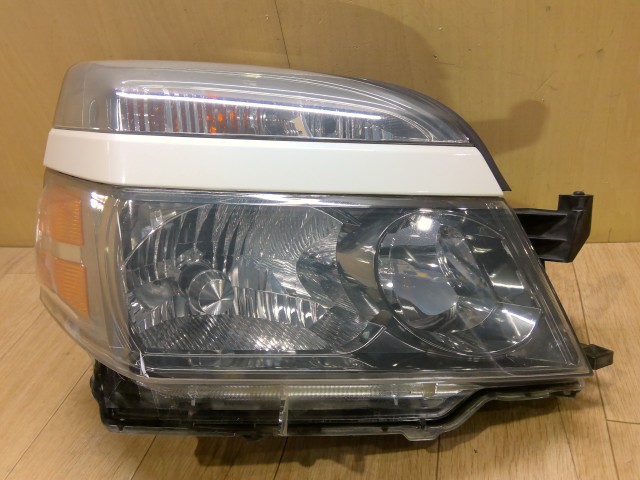 【中古】中古部品 ヴォクシー AZR60G 右ﾍｯﾄﾞﾗﾝﾌﾟ 【3310390100-260330001010800】