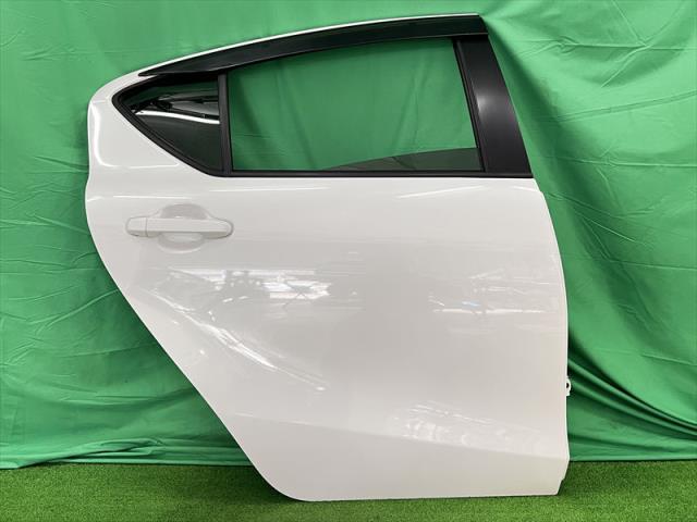 【中古】中古部品 アクア NHP10 右ﾘｱﾄﾞｱ 【3330240100-002026536213300】