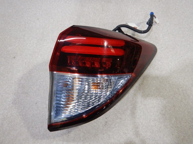 【中古】中古部品 ヴェゼル RU3 右ﾃｰﾙﾗﾝﾌﾟ 【3330810100-260403000315500】