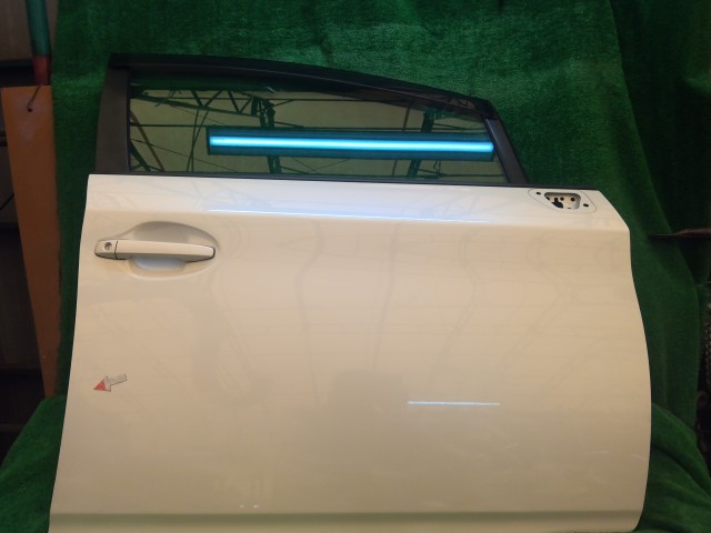 【中古】中古部品 プリウス ZVW30 右ﾌﾛﾝﾄﾄﾞｱ 【3260240000-260406000213100】