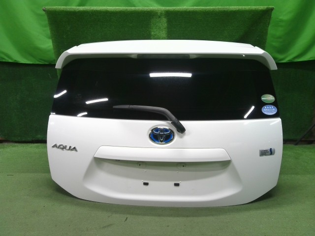 【中古】中古部品 アクア NHP10 ﾊﾞｯｸﾄﾞｱ 【3310200100-000022706015800】