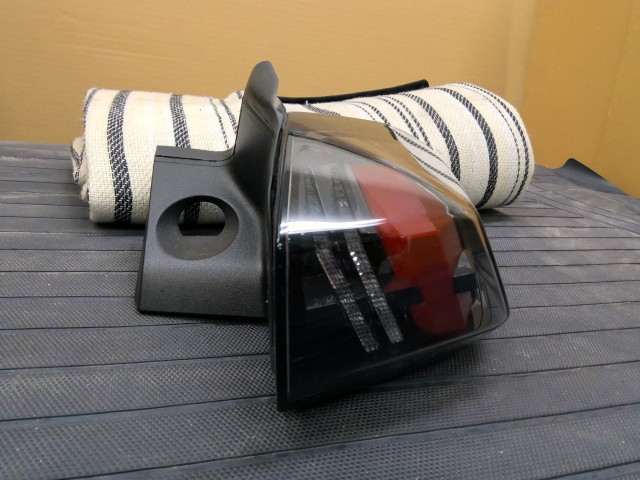 【中古】中古部品 プジョー 2008 右ﾃｰﾙﾗﾝﾌﾟ 【3310540000-000026083815500】