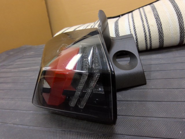 【中古】中古部品 プジョー 2008 左ﾃｰﾙﾗﾝﾌﾟ 【3310540000-000026083815600】