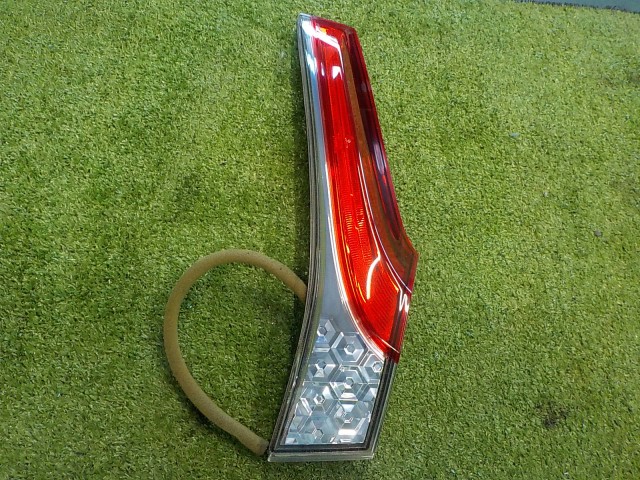 【中古】中古部品 フィット GP5 右ﾃｰﾙﾗﾝﾌﾟ 【3260200000-260407000215501】