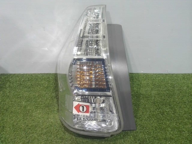 【中古】中古部品 プリウスα ZVW41W 左テールランプ 【3310090100-202603089715600】