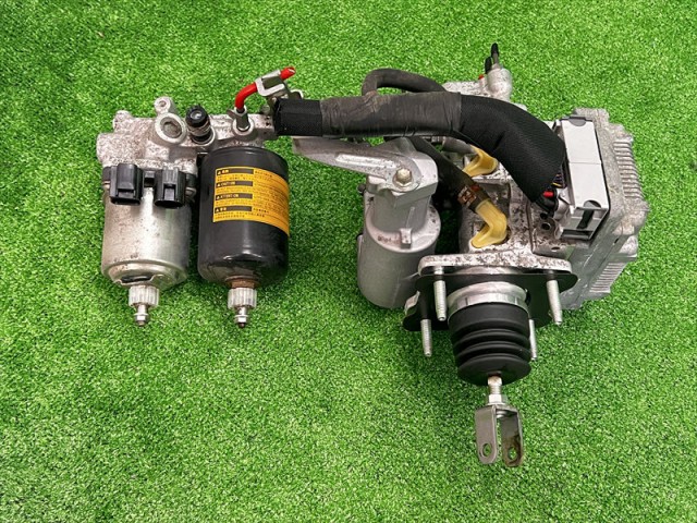 【中古】中古部品 プリウス ZVW30 ABSｱｸﾁｭｴｰﾀｰ 【3330240100-002026537642500】