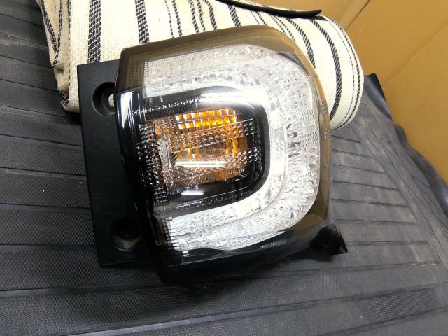 【中古】中古部品 シエンタ NSP170G 右ﾃｰﾙﾗﾝﾌﾟ 【3310540000-000026112015500】