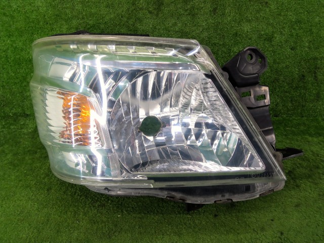 【中古】中古部品 NV350キャラバン VW2E26 右ﾍｯﾄﾞﾗﾝﾌﾟ 【3330990100-260225000210800】