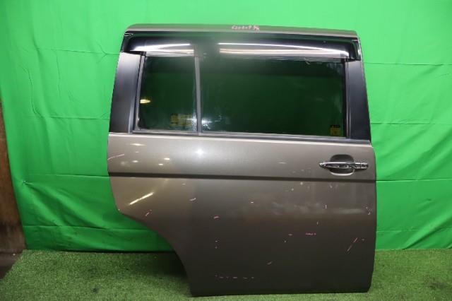 【中古】中古部品 アイシス ANM15W 右ﾘｱﾄﾞｱ 【3330950100-000062030913300】