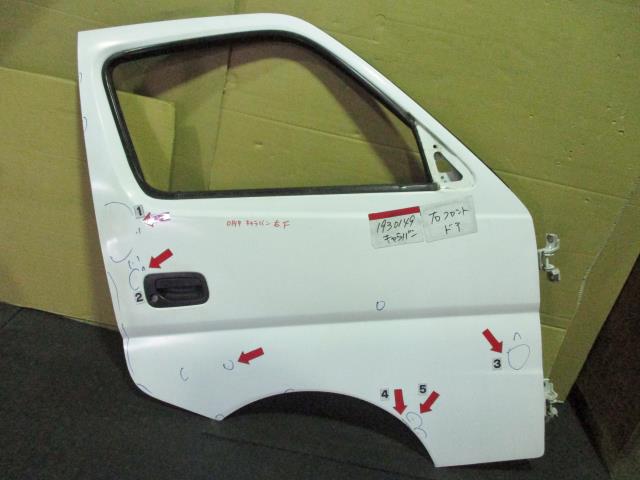 【中古】中古部品 キャラバン VRE25 右ﾌﾛﾝﾄﾄﾞｱ 【3310220100-001503571613100】