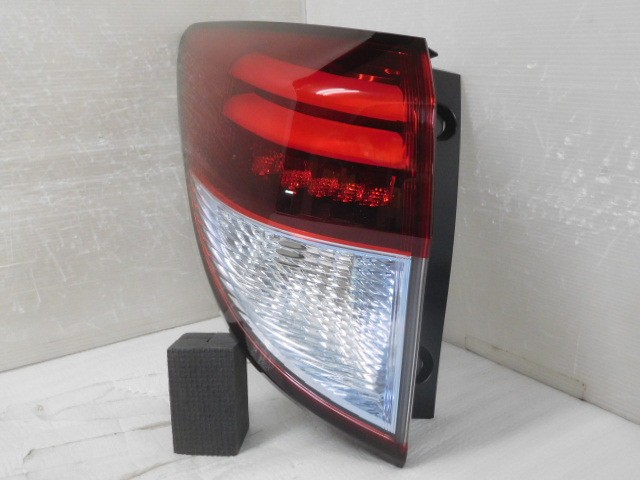 【中古】中古部品 ヴェゼル RU3 左ﾃｰﾙﾗﾝﾌﾟ 【3380050000-000038245415600】