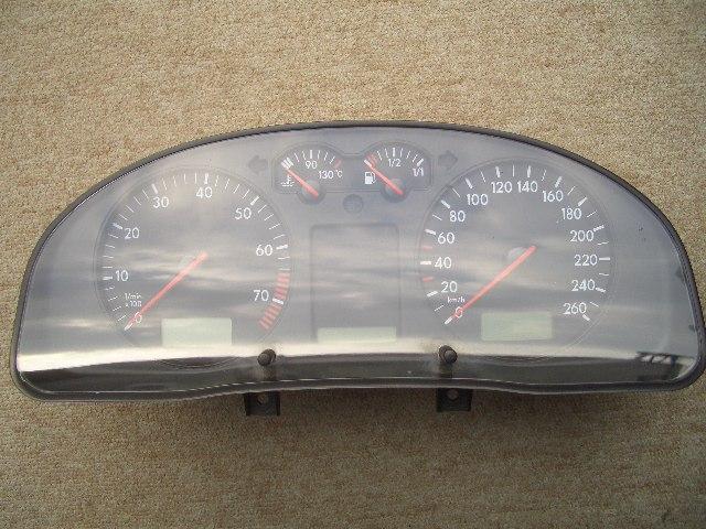 【中古】中古部品 VW パサート 3BAPU ｽﾋﾟｰﾄﾞﾒｰﾀｰ 【3310070100-000892164661400】