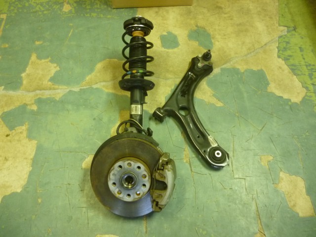 【中古】中古部品 VW ザ・ビートル 16CBZ 右フロントストラット 【3540020100-000008042250100】|e-cleマート