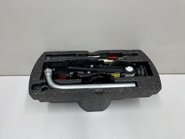 【中古】中古部品 VW ニュービートル 9CAZJ ジャッキ 【3310070100-0000Y0779777750】|e-cleマート