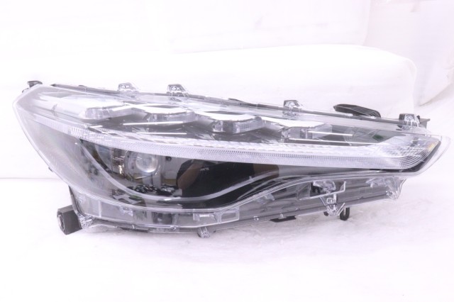 【中古】中古部品 カローラクロス ZSG10 右ヘッドランプ 【3260520000-260519500510800】|e-cleマート