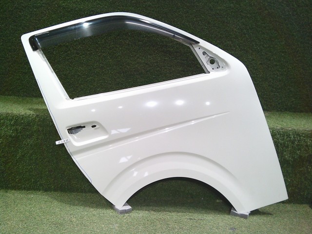 【中古】中古部品 ハイエース TRH200K 右フロントドア 【3331011000-260519500613100】|e-cleマート