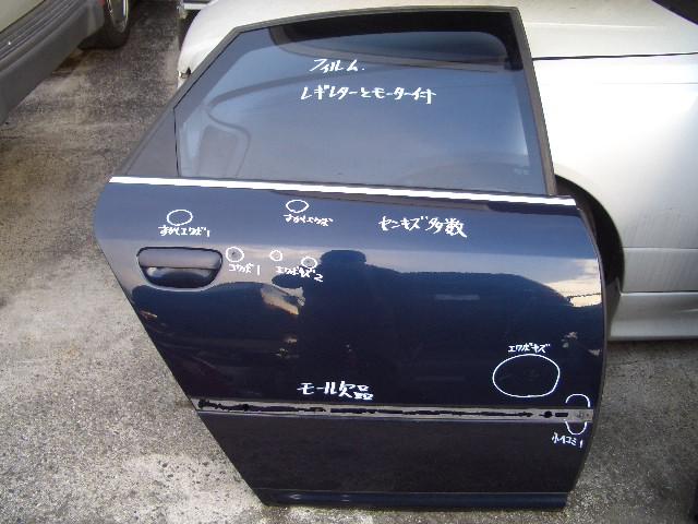 【中古】中古部品 アウディ A6 4BACKF 右ﾘｱﾄﾞｱ 【3310070100-000808132313300】