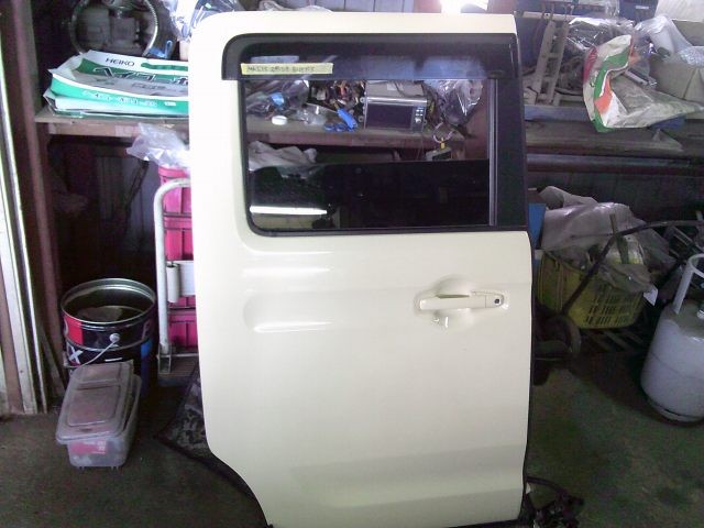 【中古】中古部品 スペーシア MK53S 右ﾘｱﾄﾞｱ 【3330220100-260528000313300】｜e-cleマート
