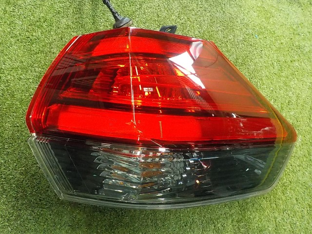 【中古】中古部品 エクストレイル HNT32 右ﾃｰﾙﾗﾝﾌﾟ 【3260200000-260605000115500】｜e-cleマート