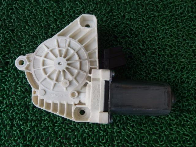 【中古】中古部品 ベンツ Sクラス 221071 右ﾘｱﾄﾞｱﾚｷﾞｭﾚｰﾀ･ﾓｰﾀｰ 【3310070100-001422495713320】