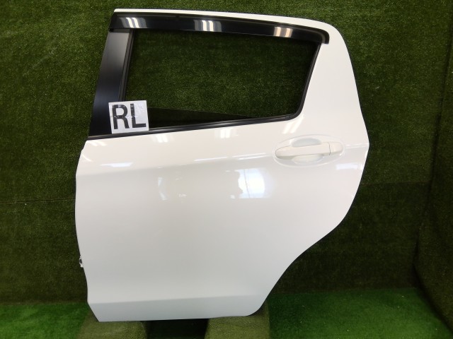 【中古】中古部品 ヴィッツ KSP130 左ﾘｱﾄﾞｱ 【3330200100-252617000013400】｜e-cleマート