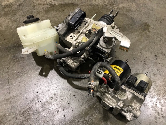 【中古】中古部品 プリウス ZVW30 ABSアクチュエーター 【3330530100-000005617342500】|e-cleマート