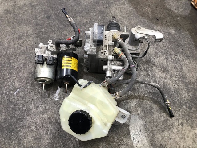 【中古】中古部品 プリウス ZVW30 ABSｱｸﾁｭｴｰﾀｰ 【3330530100-000005615942500】｜e-cleマート 27,473円