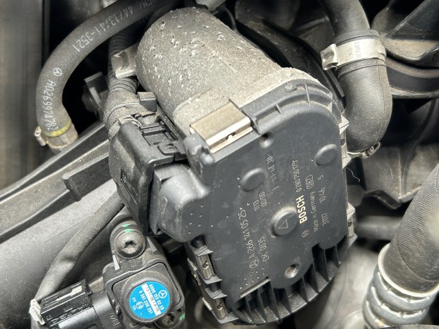 【中古】中古部品 ベンツ Cクラス 204249 スロットルボディ 【3310070100-0000Y0773820300】|e-cleマート