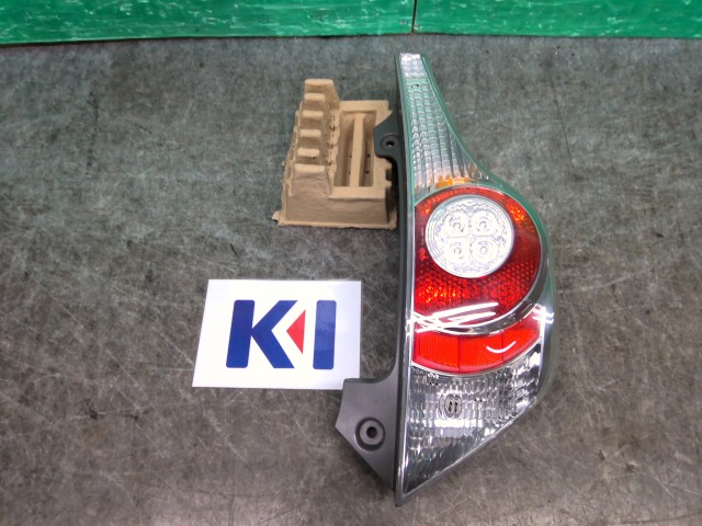 【中古】中古部品 アクア NHP10 右ﾃｰﾙﾗﾝﾌﾟ 【3260310000-260624000115500】｜e-cleマート 17,664円