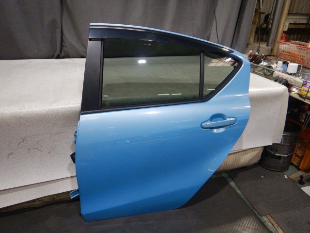 【中古】中古部品 アクア NHP10 左ﾘｱﾄﾞｱ 【3330810100-260623000313400】｜e-cleマート