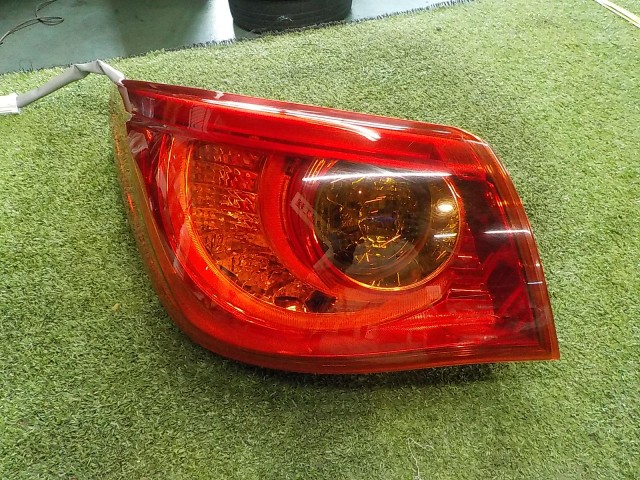 【中古】中古部品 スカイライン YV37 左ﾃｰﾙﾗﾝﾌﾟ 【3260200000-260701000315600】｜e-cleマート