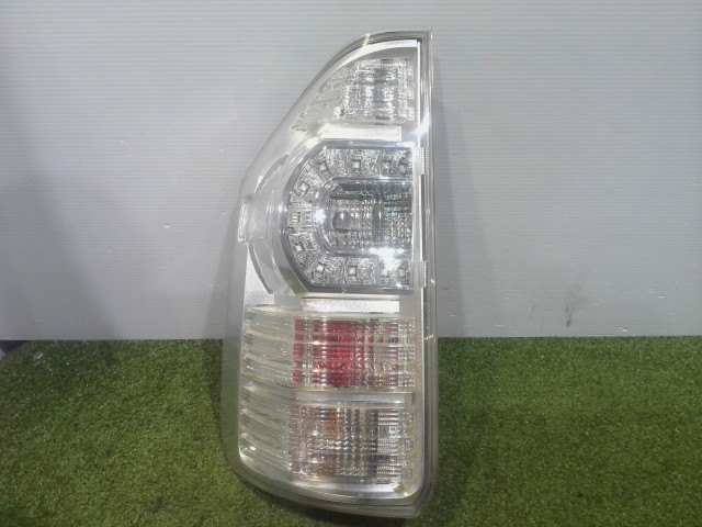 【中古】中古部品 ヴォクシー ZRR70W 左テールランプ 【3310090100-202607004815600】|e-cleマート