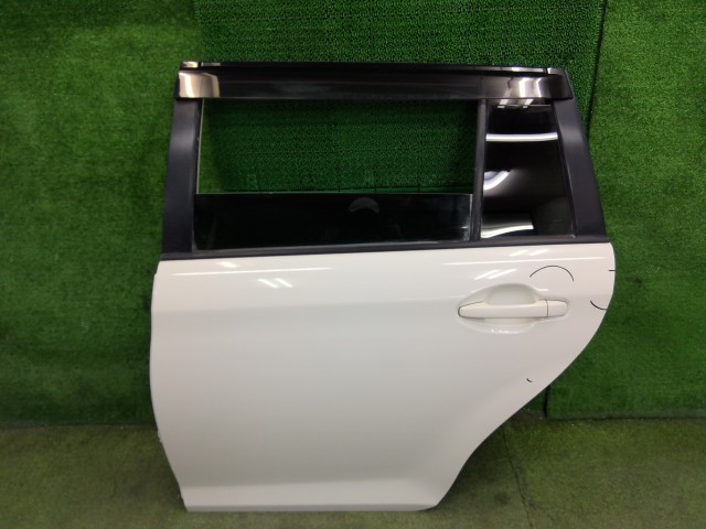 【中古】中古部品 カローラフィールダー NKE165G 左ﾘｱﾄﾞｱ 【3310540000-000026194913400】｜e-cleマート