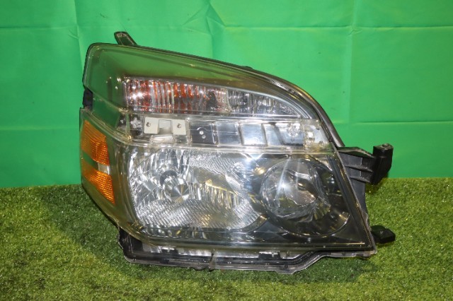 【中古】中古部品 ヴォクシー AZR60G 右ﾍｯﾄﾞﾗﾝﾌﾟ 【3330950100-000051561010800】｜e-cleマート