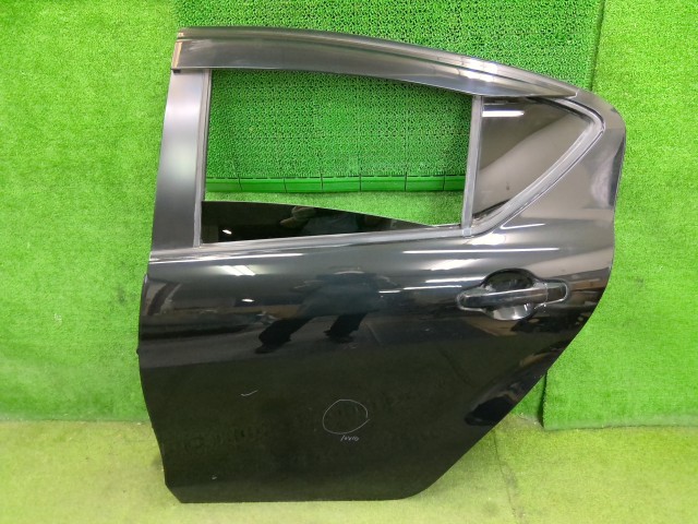 【中古】中古部品 アクア NHP10 左ﾘｱﾄﾞｱ 【3310540000-000026208813400】｜e-cleマート
