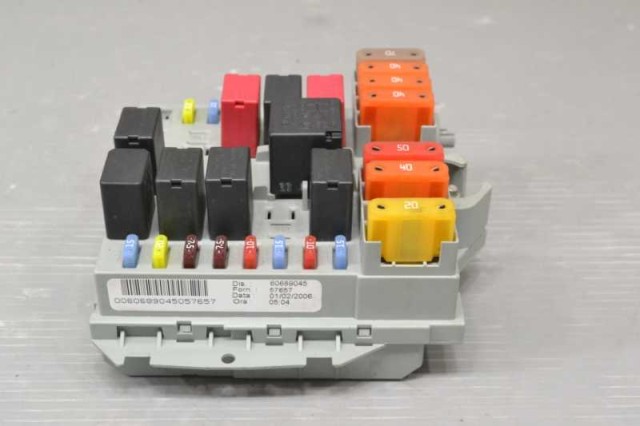 【中古】中古部品 アルファロメオ ZAR93900007026081 ﾋｭｰｽﾞﾎﾞｯｸｽ 【3310580000-260713000667800】｜e-cleマート