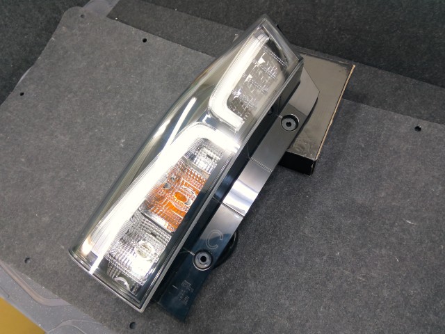 【中古】中古部品 タント LA650S 左テールランプ 【3310540000-000026211815600】|e-cleマート