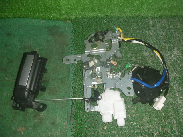 【中古】中古部品 MPV LY3P 左リアドアロックソレノイド 【3330370100-000263012964580】|e-cleマート