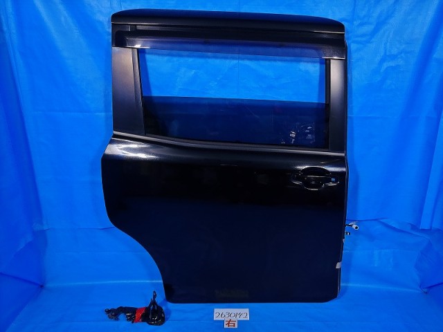 【中古】中古部品 ヴォクシー ZRR85G 右ﾘｱﾄﾞｱ 【3310040100-000263014213300】｜e-cleマート