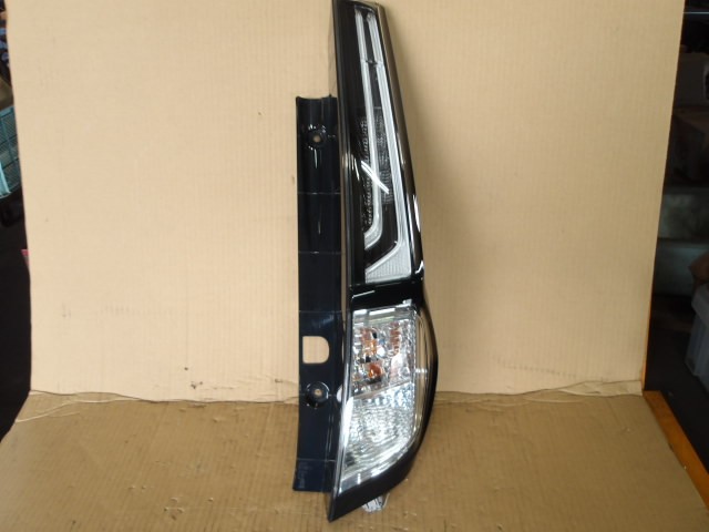 【中古】中古部品 ルーミー M900A 右テールランプ 【3340220100-000227046115500】|e-cleマート