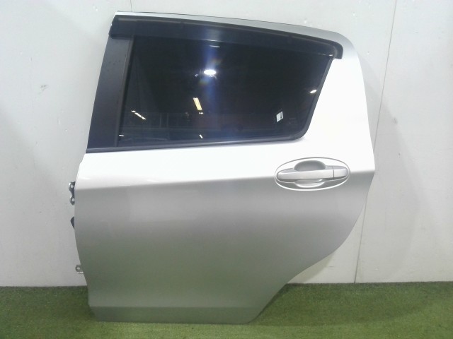 【中古】中古部品 ヴィッツ KSP130 左ﾘｱﾄﾞｱ 【3310090100-202607036713400】｜e-cleマート