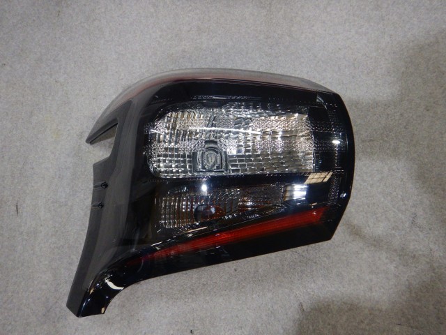 【中古】中古部品 シエンタ NHP170G 左ﾃｰﾙﾗﾝﾌﾟ 【3330810100-260717000115600】｜e-cleマート