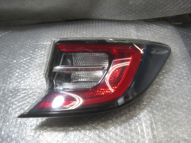【中古】中古部品 カローラスポーツ ZWE211H 右ﾃｰﾙﾗﾝﾌﾟ 【3500220000-260717500615500】｜e-cleマート